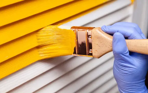 Application soignée de peinture par un peintre professionnel à Bordeaux