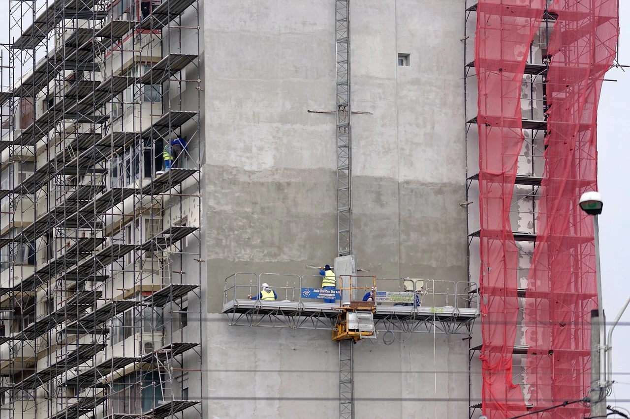 Rénovation en cours d'une façade d'immeuble avec échafaudages