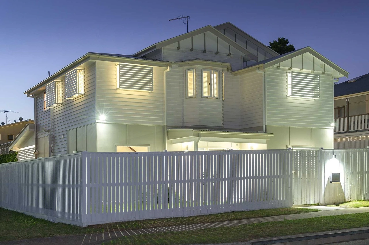 Rénovation complète d'une maison moderne avec façade blanche