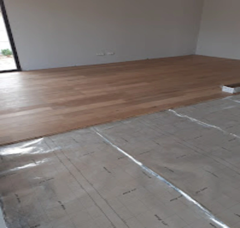 Pose de revêtement de sol par artisan Bordeaux - Travaux en cours de réalisation
